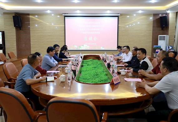 广西烹饪餐饮行业协会党组书记曾大文一行 到我校开展交流座谈